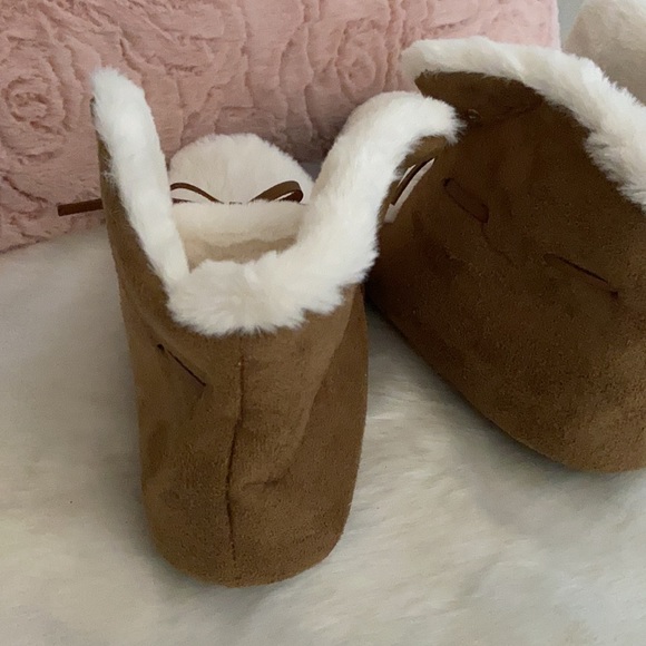 ⭐️ Host pick! ⭐️ Rockdove slipper in size M 🌟 - Picture 2 of 6